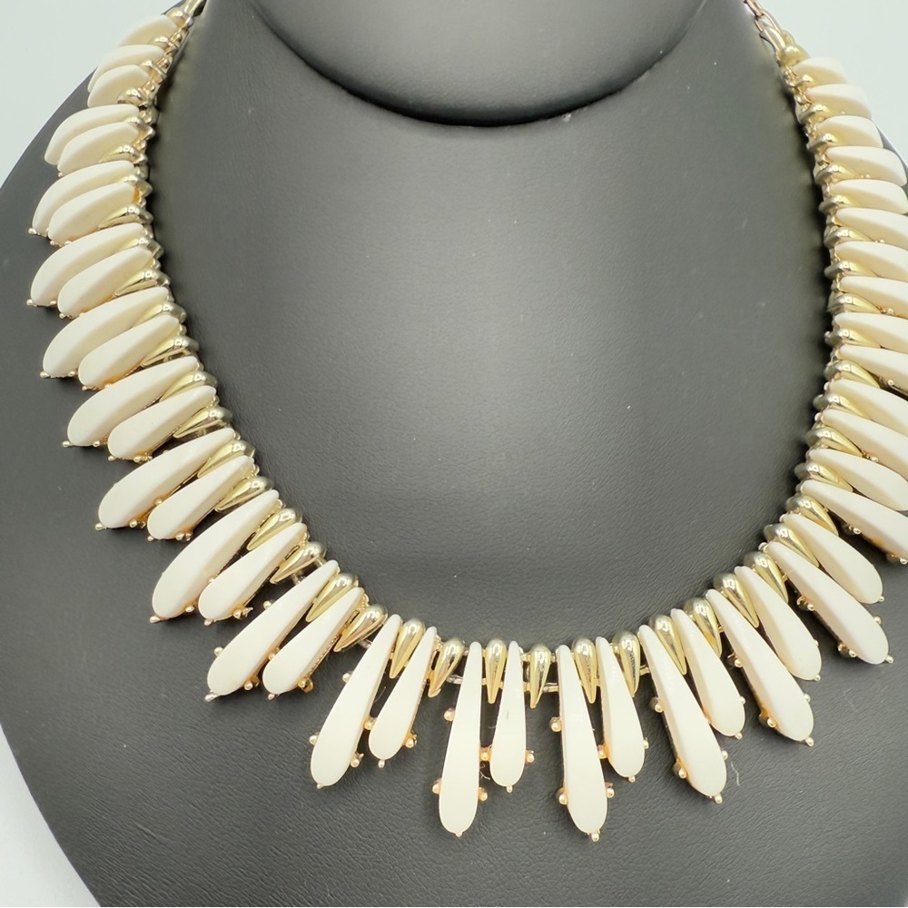 Signed Coro Mid Century White and Gold Collar Necklace with Dramatic Spikes - Picture 4 of 17